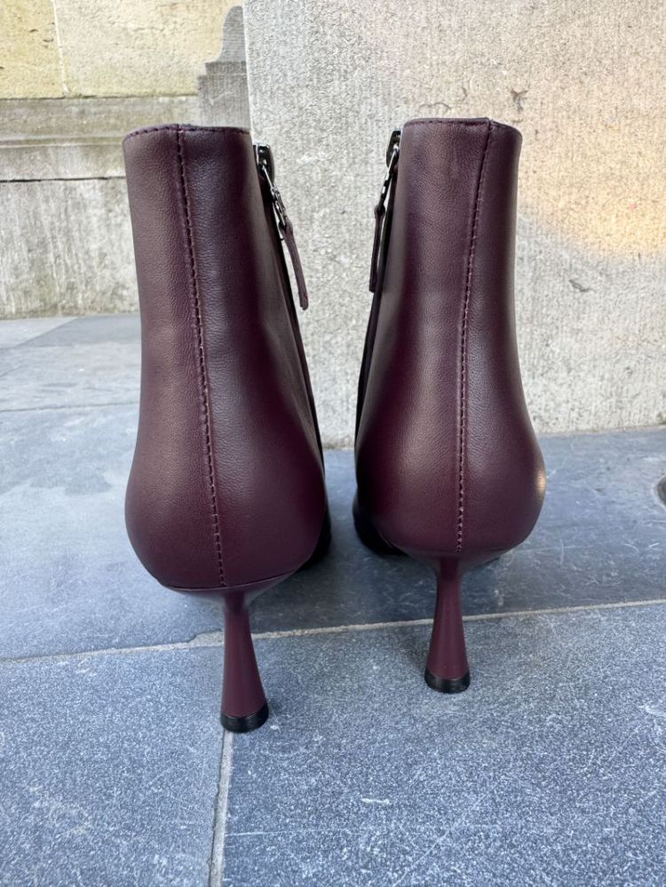  BURGUNDI