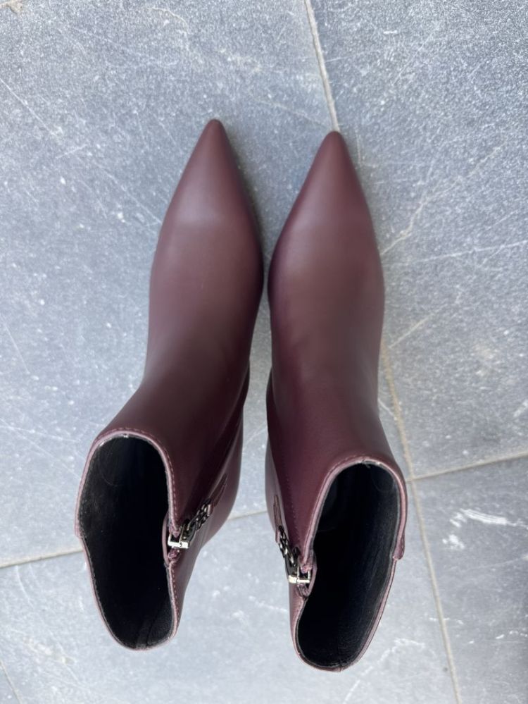  BURGUNDI